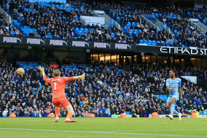 Raheem Sterling dứt điểm một chạm sau đường chuyền hoàn hảo của Cancelo