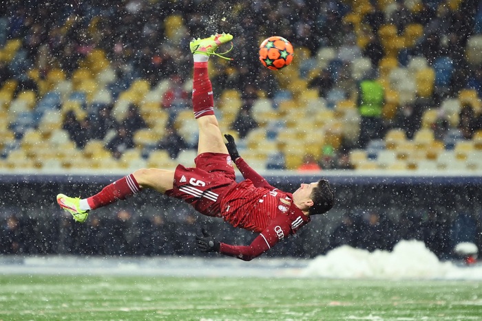 Lewandowksi lập siêu phẩm giúp Bayern Munich giành ngôi đầu bảng Champions League - Ảnh 4.