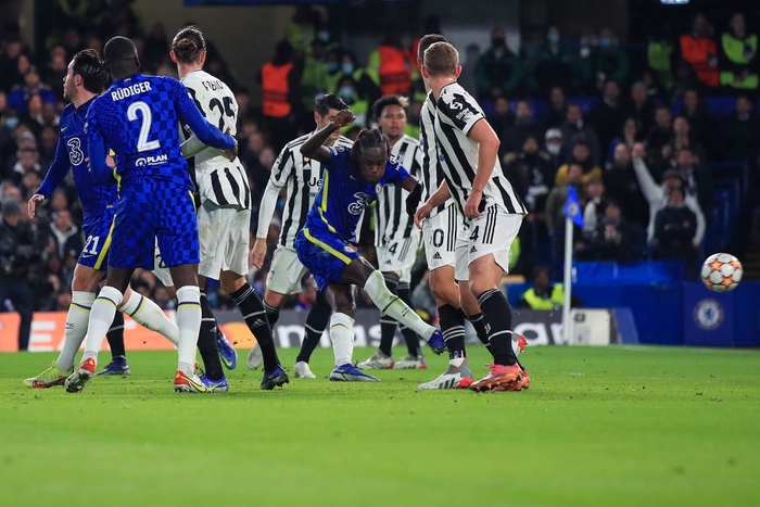 Chalobah vô lê mở tỉ số cho Chelsea