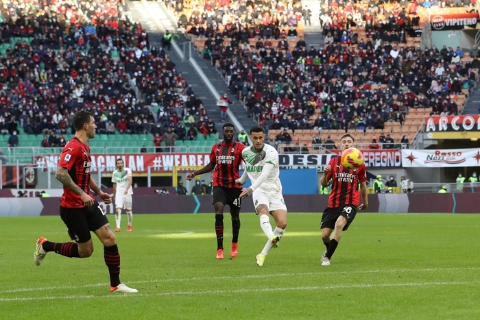 Thua sốc Sassuolo, AC Milan đánh mất ngôi đầu vào tay Napoli - Ảnh 3.