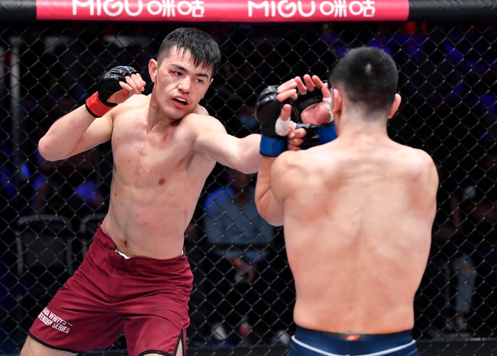 DWCS: Võ sĩ Trung Quốc tạo nên lịch sử, chiến binh bất bại ghi dấu bằng pha knock-out đẹp mắt - Ảnh 3.