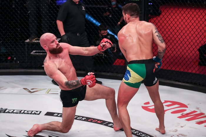 Patricky Pitbull hạ đo ván Peter Queally, thay em trai thống trị hạng nhẹ của Bellator - Ảnh 7.