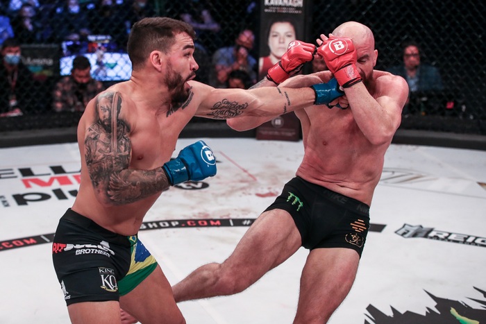 Patricky Pitbull hạ đo ván Peter Queally, thay em trai thống trị hạng nhẹ của Bellator - Ảnh 3.