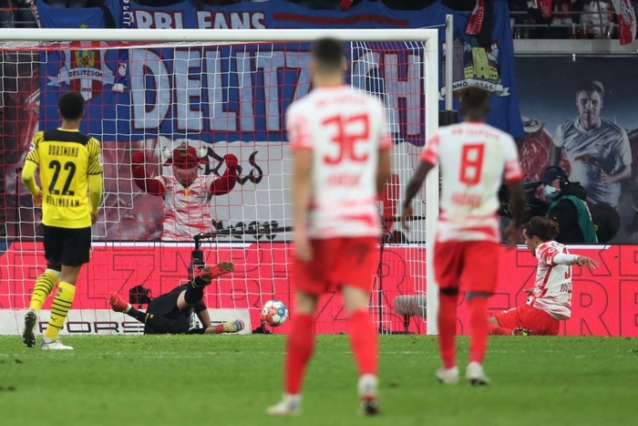 Youssuf Poulsen nâng tỉ số lên 2-1 cho Leipzig