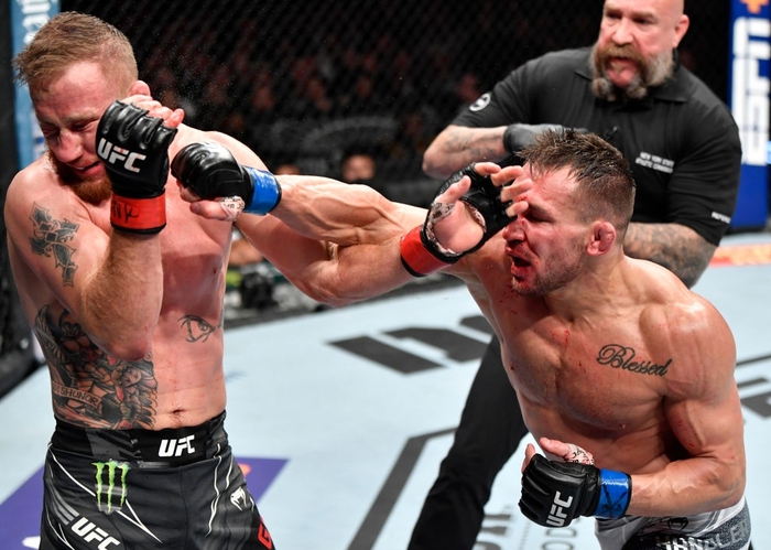 Justin Gaethje đánh bại Michael Chandler trong trận siêu đại chiến ở hạng nhẹ - Ảnh 1.