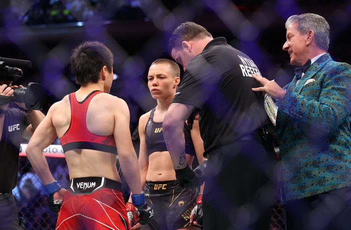 Xuất sắc vượt qua Zhang Weili sau 5 hiệp căng thẳng, Rose Namajunas bảo vệ thành công vương triều tại UFC - Ảnh 1.