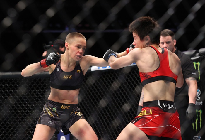 Xuất sắc vượt qua Zhang Weili sau 5 hiệp căng thẳng, Rose Namajunas bảo vệ thành công vương triều tại UFC - Ảnh 3.