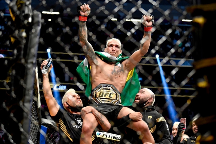Fan cố lấy đi một vật đặc biệt của Charles Oliveira sau khi UFC 269 khép lại - Ảnh 3.
