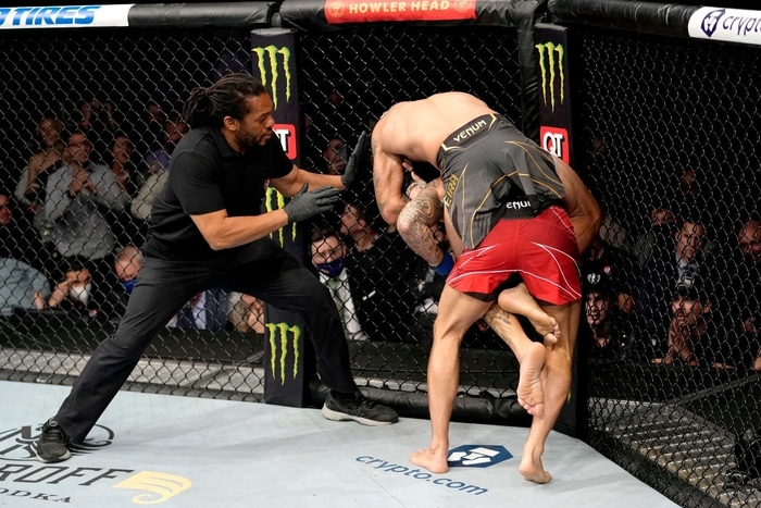 Charles Oliveira và thất bại đầu đời trong phòng tập - Ảnh 1.