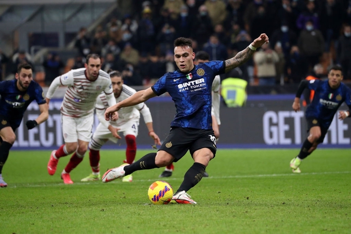 Thắng thuyết phục Cagliari, Inter vượt qua AC Milan để giành ngôi đầu bảng Serie A - Ảnh 4.