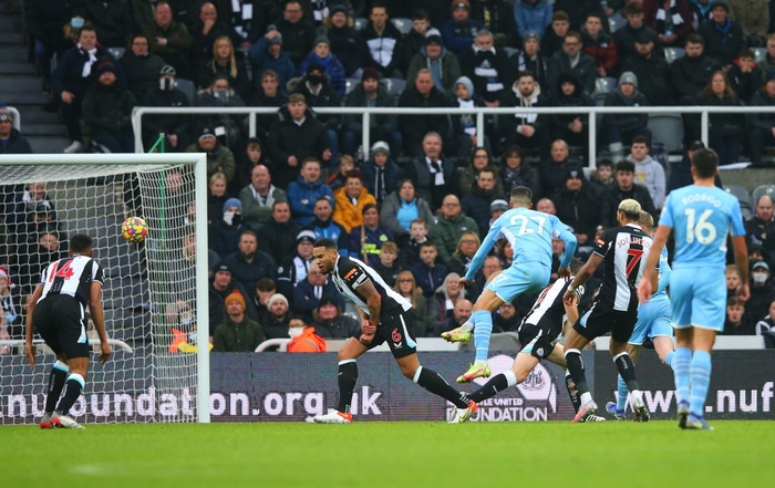 Hủy diệt &quot;đại gia&quot; Newcastle, Man City bứt phá ở ngôi đầu Ngoại hạng Anh - Ảnh 2.