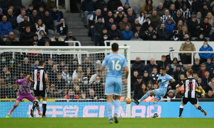 Hủy diệt &quot;đại gia&quot; Newcastle, Man City bứt phá ở ngôi đầu Ngoại hạng Anh - Ảnh 3.