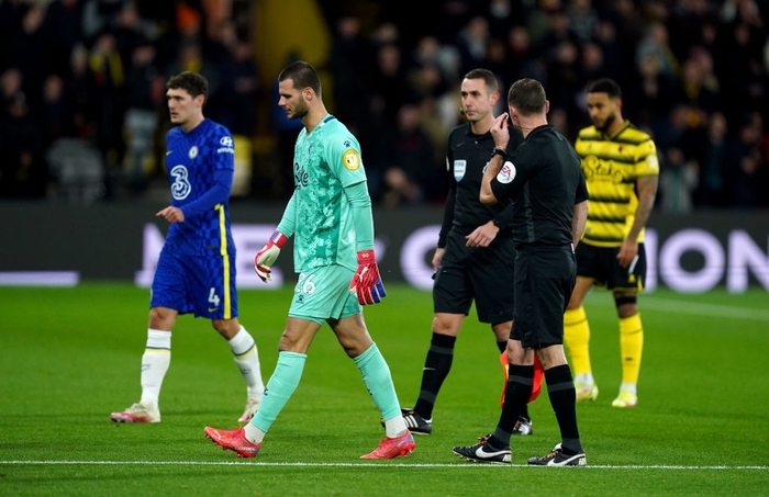 Trận đấu giữa Watford và Chelsea bị tạm dừng vì sự cố y tế của CĐV trên khán đài - Ảnh 4.