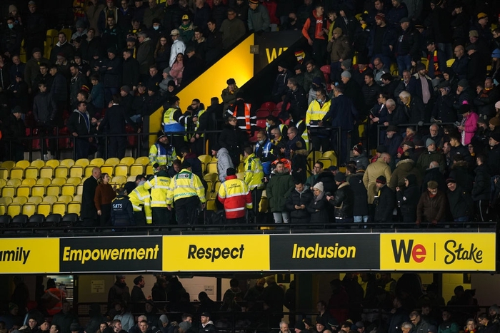 Trận đấu giữa Watford và Chelsea bị tạm dừng vì sự cố y tế của CĐV trên khán đài - Ảnh 1.