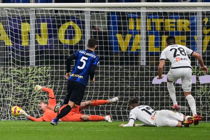 Inter Milan thắng dễ "phả hơi nóng" vào ngôi đầu bảng Serie A - Ảnh 4.