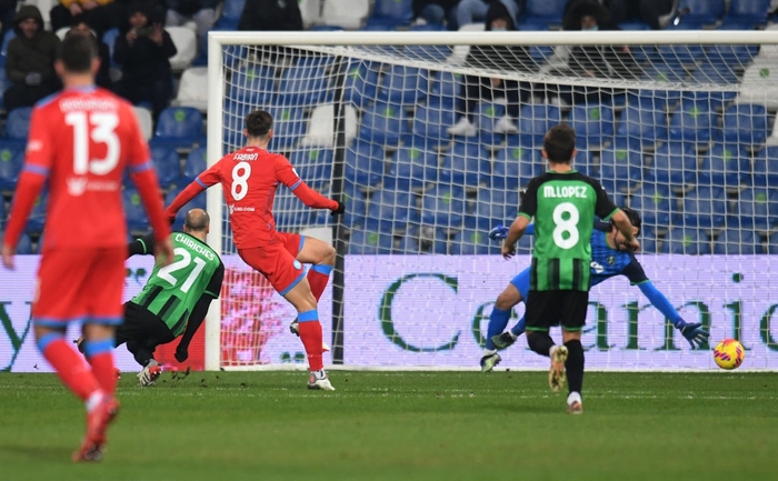 Đánh rơi chiến thắng vào phút cuối, Napoli vẫn giữ ngôi đầu nhưng bị Milan thu hẹp khoảng cách - Ảnh 4.