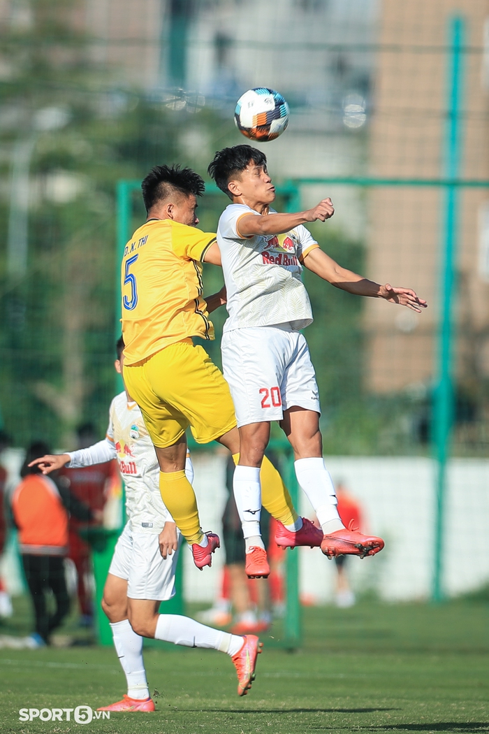 Dàn sao trẻ của bầu Đức suýt mất điểm trong trận đấu đầu tiên của giải U21 Quốc gia 2021  - Ảnh 4.