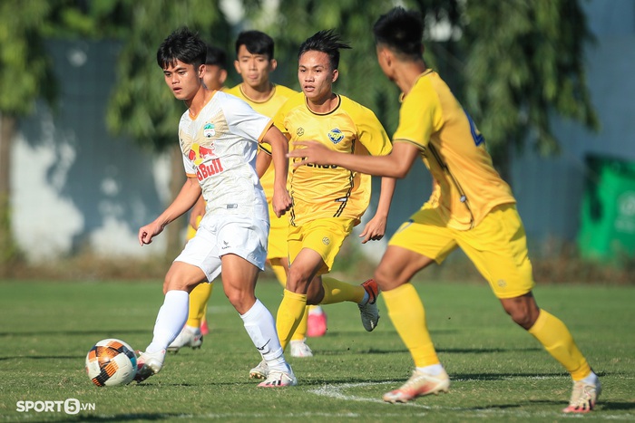 Dàn sao trẻ của bầu Đức suýt mất điểm trong trận đấu đầu tiên của giải U21 Quốc gia 2021  - Ảnh 3.