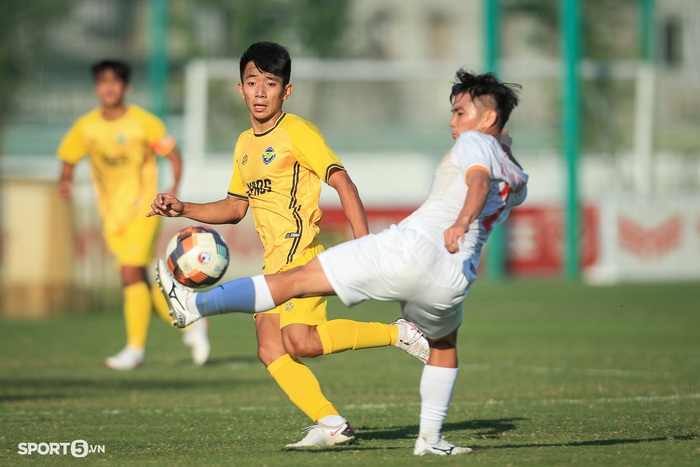 Dàn sao trẻ của bầu Đức suýt mất điểm trong trận đấu đầu tiên của giải U21 Quốc gia 2021  - Ảnh 6.