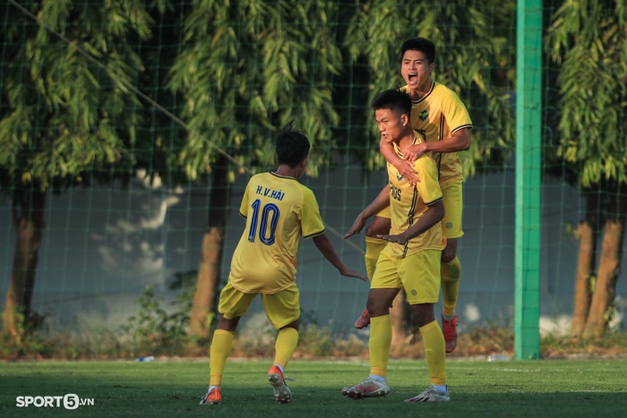 Dàn sao trẻ của bầu Đức suýt mất điểm trong trận đấu đầu tiên của giải U21 Quốc gia 2021  - Ảnh 9.