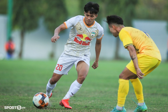 Dàn sao trẻ của bầu Đức suýt mất điểm trong trận đấu đầu tiên của giải U21 Quốc gia 2021  - Ảnh 1.