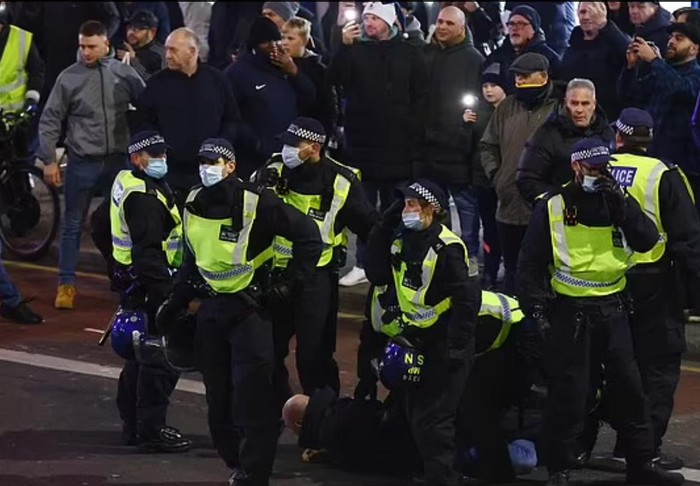 Fan West Ham và Tottenham lao vào đánh nhau đến đổ máu ngay trước giờ bóng lăn - Ảnh 3.