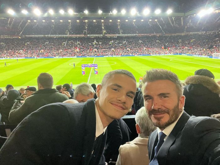 David Beckham "áp đảo" cậu hai Romero về khoản nhan sắc khi tới sân xem Man United thi đấu - Ảnh 6.