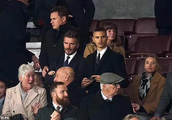 David Beckham "áp đảo" cậu hai Romero về khoản nhan sắc khi tới sân xem Man United thi đấu - Ảnh 5.
