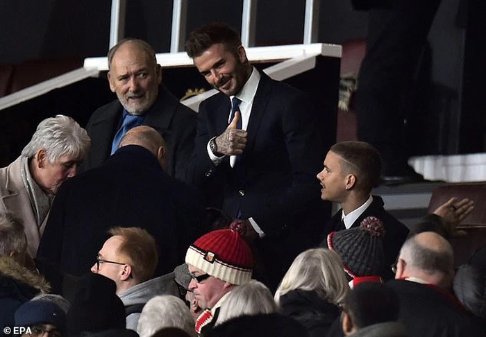 David Beckham "áp đảo" cậu hai Romero về khoản nhan sắc khi tới sân xem Man United thi đấu - Ảnh 2.