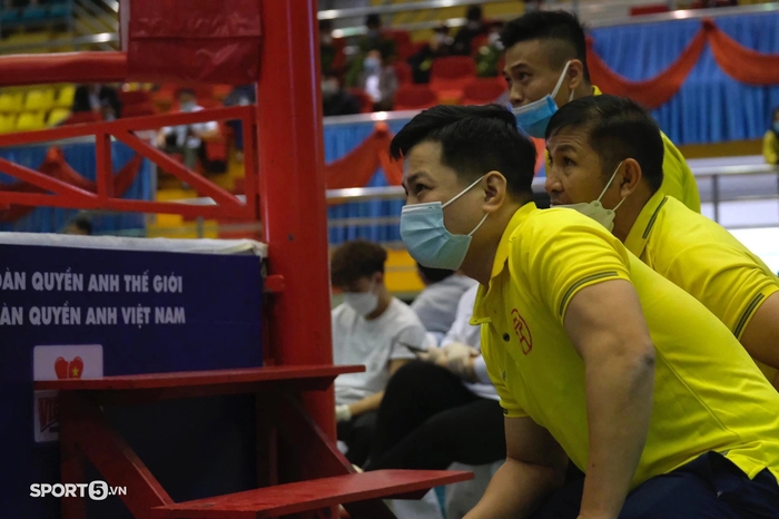 Không thi đấu, Thu Nhi có mặt trên khán đài cổ vũ đàn em tại giải vô địch boxing toàn quốc - Ảnh 7.