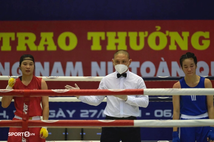 Không thi đấu, Thu Nhi có mặt trên khán đài cổ vũ đàn em tại giải vô địch boxing toàn quốc - Ảnh 9.