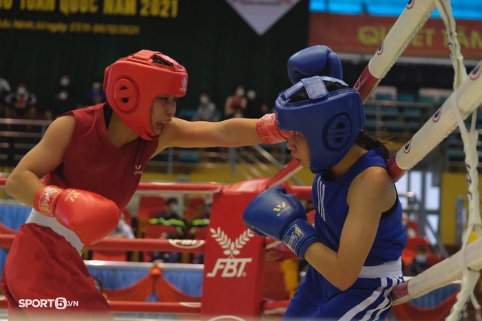 Không thi đấu, Thu Nhi có mặt trên khán đài cổ vũ đàn em tại giải vô địch boxing toàn quốc - Ảnh 6.