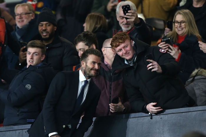 David Beckham "áp đảo" cậu hai Romero về khoản nhan sắc khi tới sân xem Man United thi đấu - Ảnh 3.