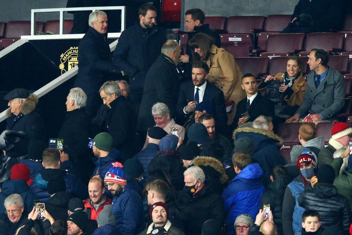 David Beckham "áp đảo" cậu hai Romero về khoản nhan sắc khi tới sân xem Man United thi đấu - Ảnh 1.