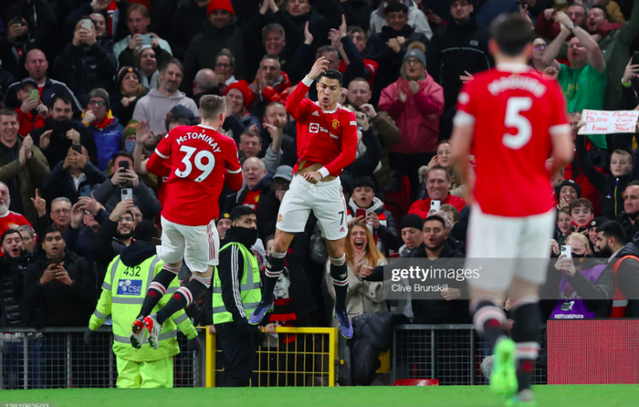 Fan MU kéo băng-rôn quanh khán đài mừng sinh nhật Sir Alex Ferguson - Ảnh 8.