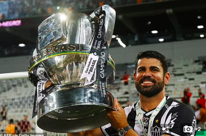 Cưỡi siêu xe xưa rồi, Diego Costa còn lái máy cày diễu phố - Ảnh 2.