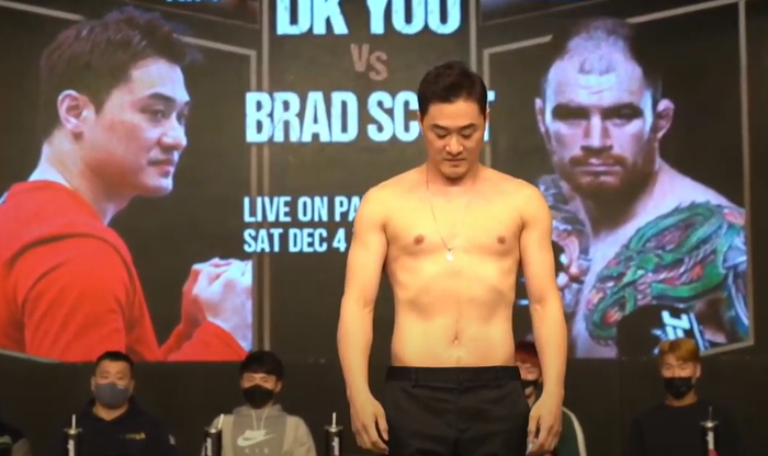 DK Yoo nhẹ hơn 25 kg so với cựu võ sĩ UFC Bradley Scott trong trận ra mắt làng quyền Anh - Ảnh 1.