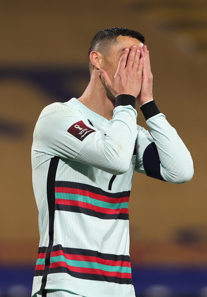 Ronaldo nổi điên với trọng tài, ném băng đội trưởng và tự rời khỏi trận đấu vì bàn thắng hợp lệ nhưng bị từ chối - Ảnh 7.