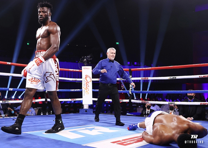 Nhà vô địch boxing châu Phi hạ đối thủ bằng "cú knock-out của năm", nâng thành tích bất bại lên con số 15 - Ảnh 2.