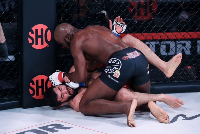 Vadim Nemkov bảo vệ thành công đai Bellator sau màn đại chiến cùng Phil Davis, tiến thêm một bước tới phần thưởng 1 triệu USD - Ảnh 9.