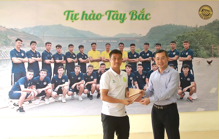 Hoà Bình FC nâng cấp sân hàng tỷ đồng tham dự giải hạng Nhì 2021 - Ảnh 3.