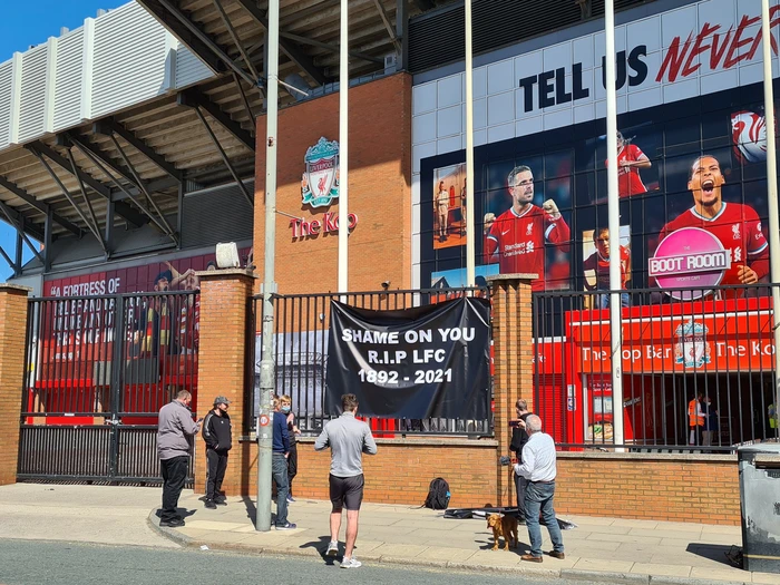 Biến căng ở Liverpool: Fan gỡ bỏ tất cả biểu ngữ và cờ để phản đối Super League - Ảnh 2.