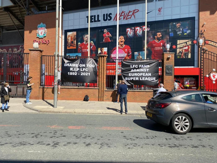 Biến căng ở Liverpool: Fan gỡ bỏ tất cả biểu ngữ và cờ để phản đối Super League - Ảnh 3.