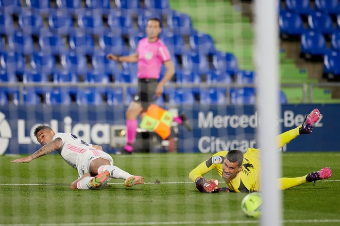 May mắn hòa Getafe, Real Madrid tự "bắn vào chân mình" trong cuộc đua vô địch La Liga - Ảnh 3.