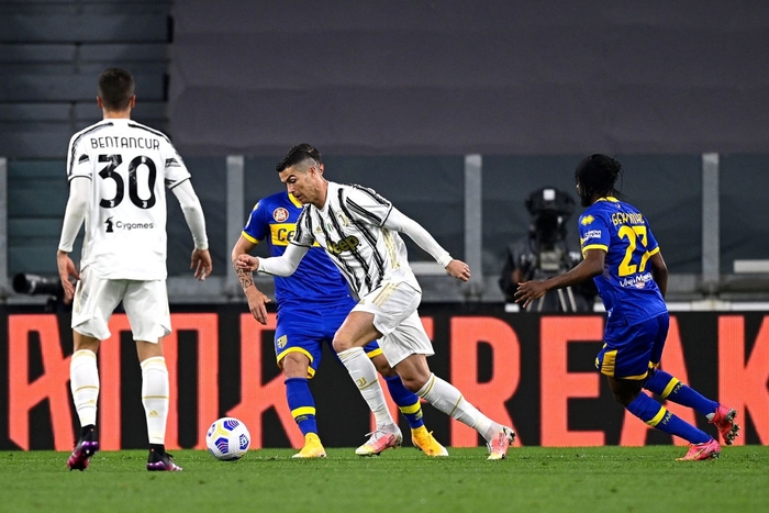 Ronaldo im tiếng trong ngày trở lại, Juventus phải nhờ đến hậu vệ để chiến thắng đội đứng áp chót Serie A - Ảnh 1.