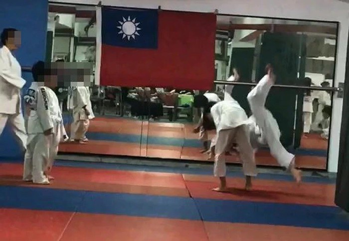 Cậu bé 7 tuổi chết não sau khi bị thầy giáo và bạn tập quật ngã 27 lần trong lớp Judo - Ảnh 2.