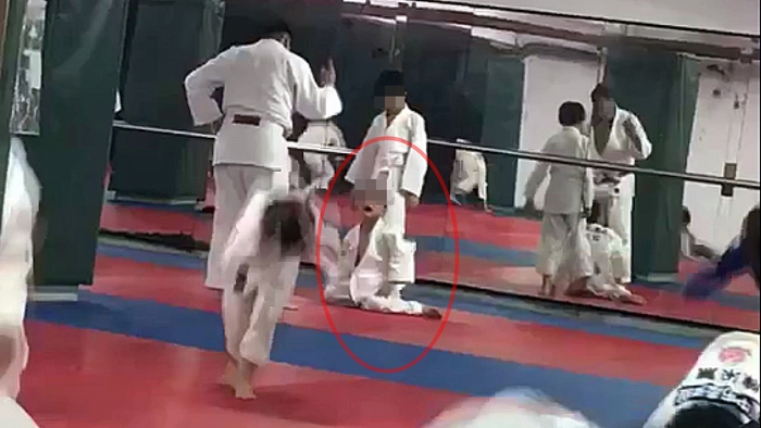 Cậu bé 7 tuổi chết não sau khi bị thầy giáo và bạn tập quật ngã 27 lần trong lớp Judo - Ảnh 3.