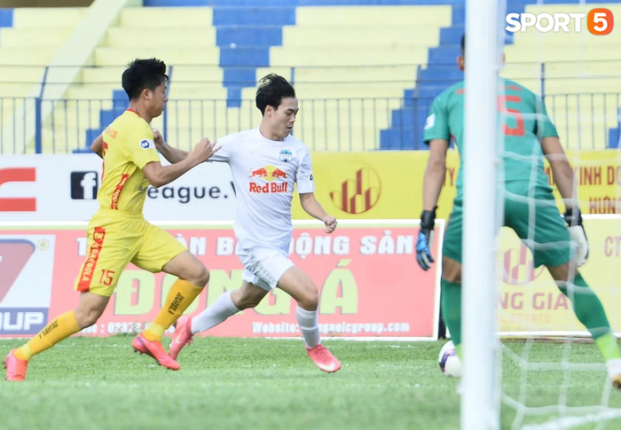 Đánh bại CLB Thanh Hóa với cách biệt tối thiểu, HAGL giữ vững ngôi đầu tại V.League - Ảnh 1.