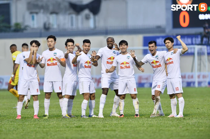 Đánh bại CLB Thanh Hóa với cách biệt tối thiểu, HAGL giữ vững ngôi đầu tại V.League - Ảnh 2.
