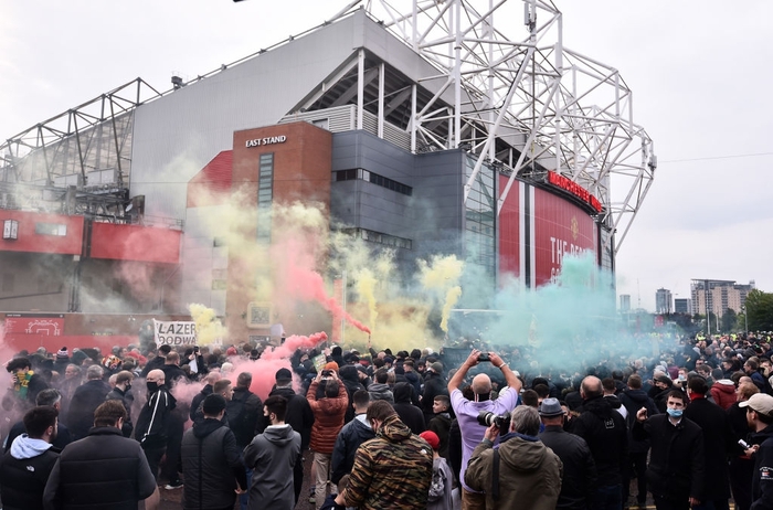 Sử dụng "chim mồi", Liverpool lừa fan MU gây rối một vố đau - Ảnh 8.